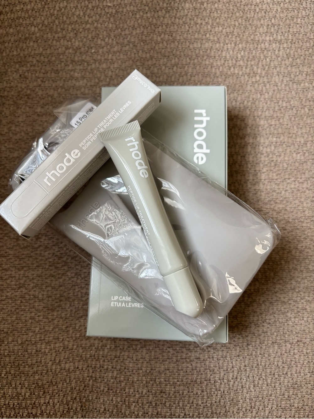 Rhode Lip Case iPhone 15 Pro
Max Grey+Peptide Lip
Balm Unscented NEW